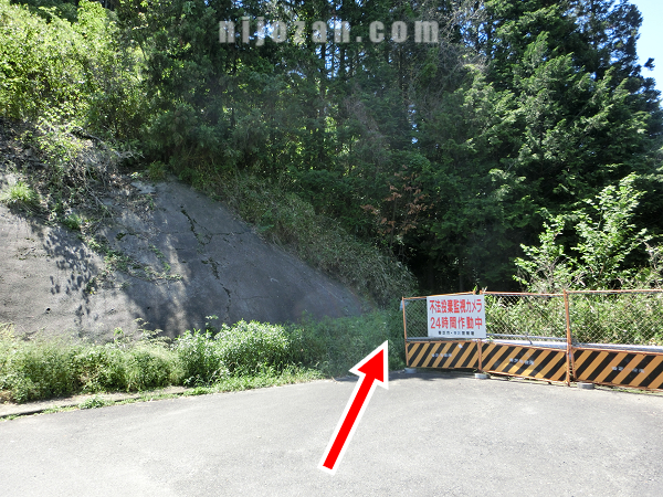 配水タンクの駐車場脇