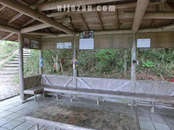 雌岳東の東屋_内部壱
